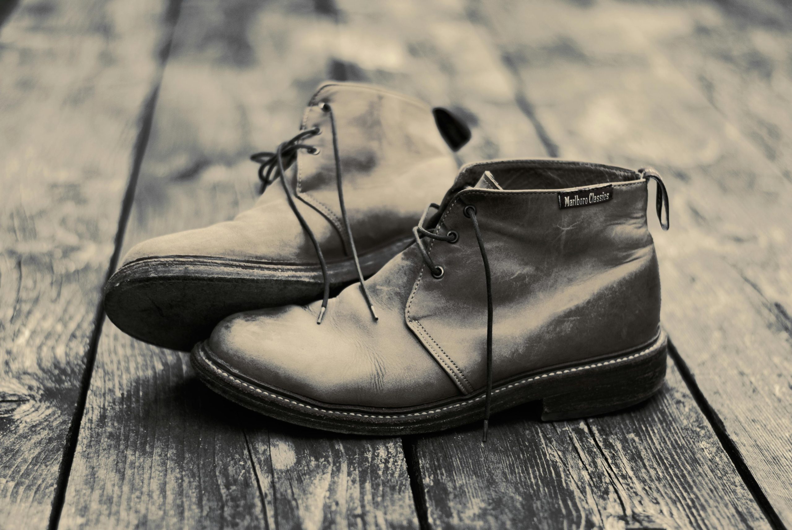 Cuir usé avec trous à réparer