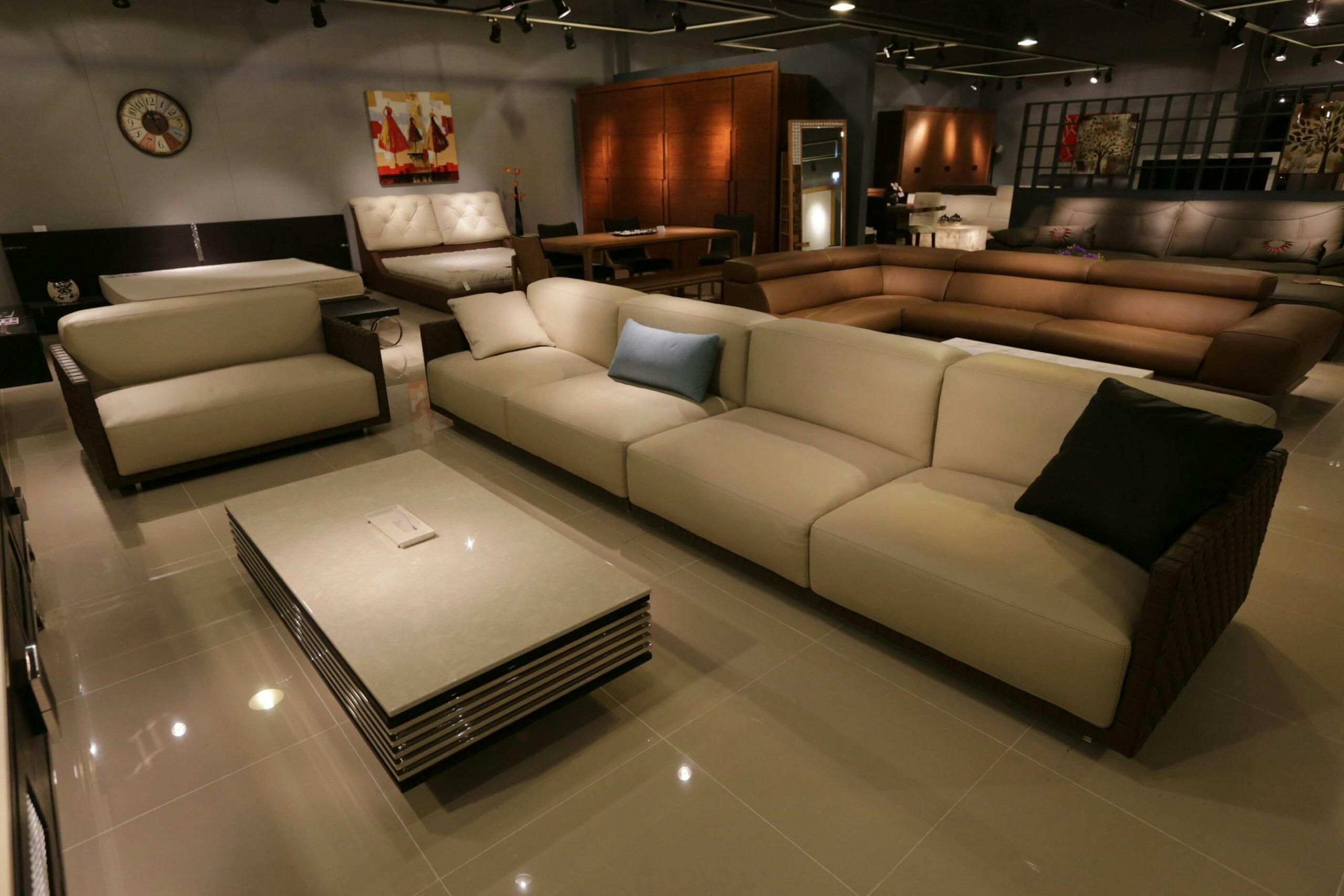 Showroom de canapés en cuir neufs, à comparer au coût d'une rénovation