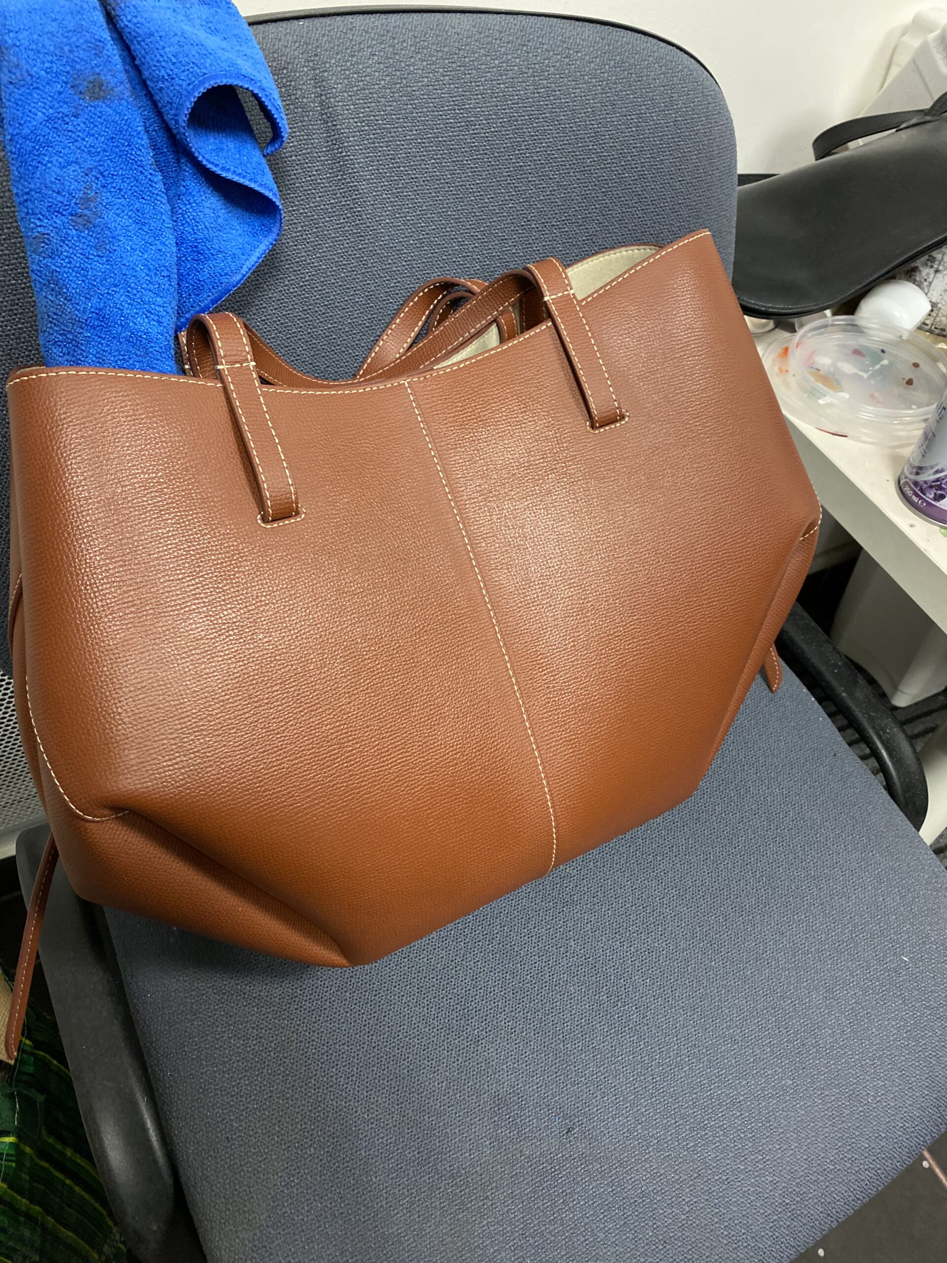 Sac à main en cuir rénové dans l'atelier Coloreenov